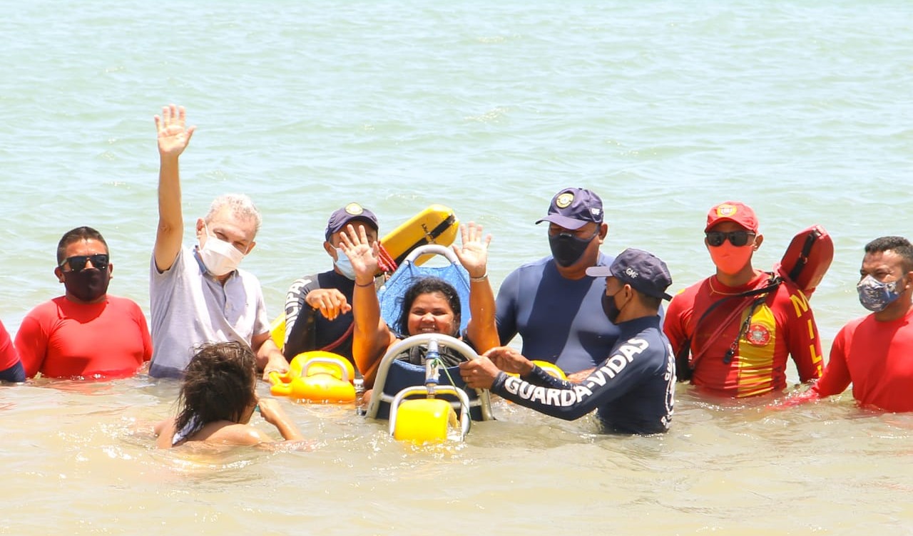 grupo de pessoas dentro do mar